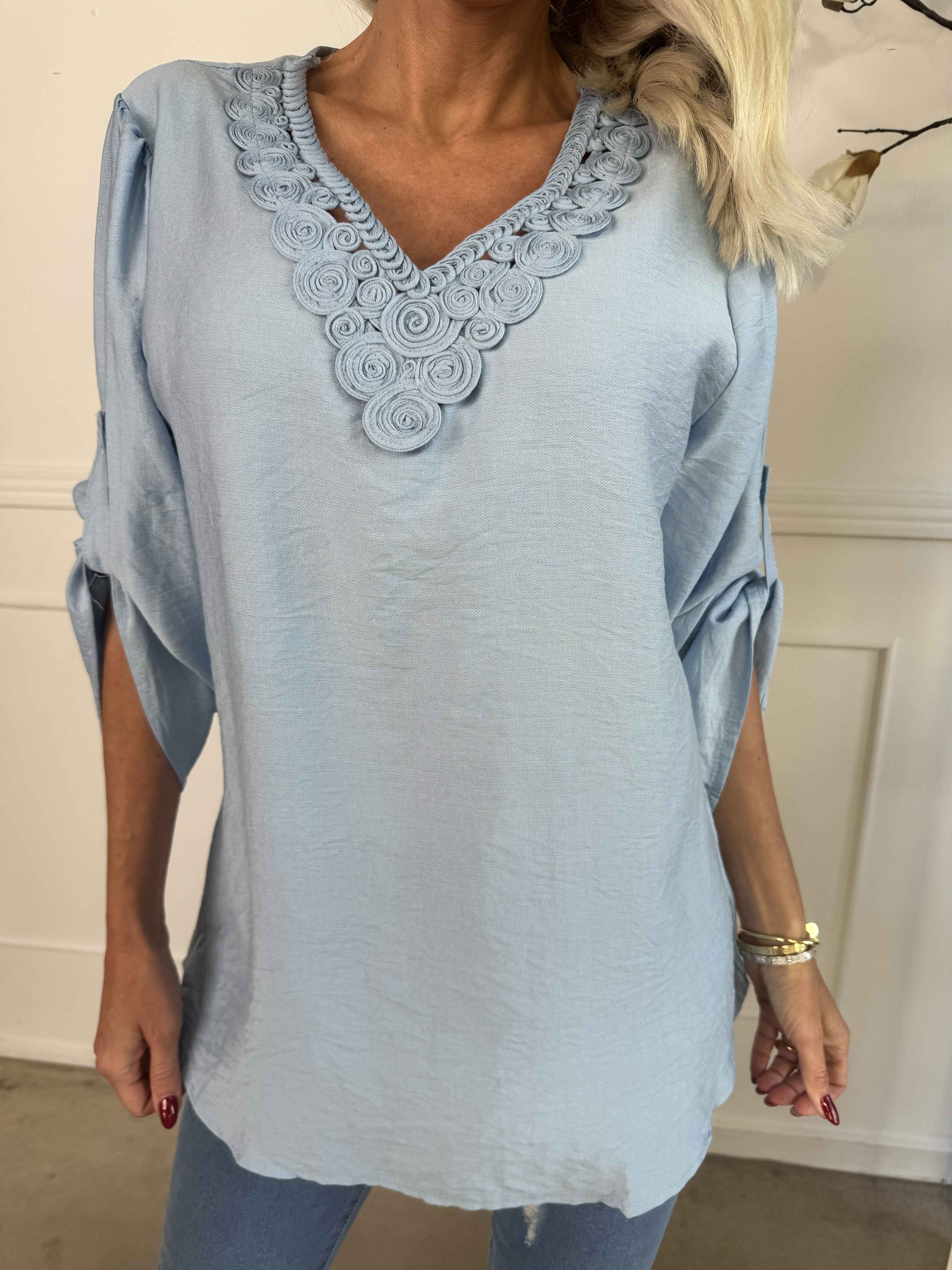 Gina - Bluse i bomuld med detaljeret v-udskæring